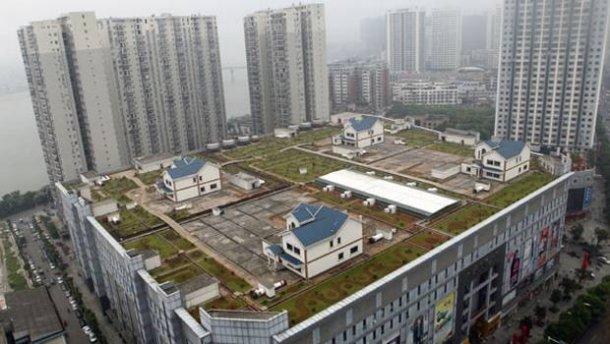 In CINA non si spreca nulla e si costruisce sui tetti dei grattacieli!